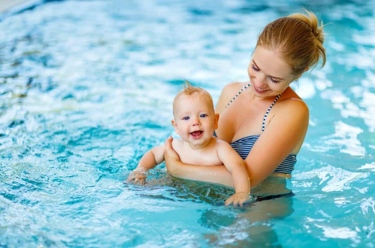 ¿Desde qué edad un bebé se puede meter a la piscina con cloro?
